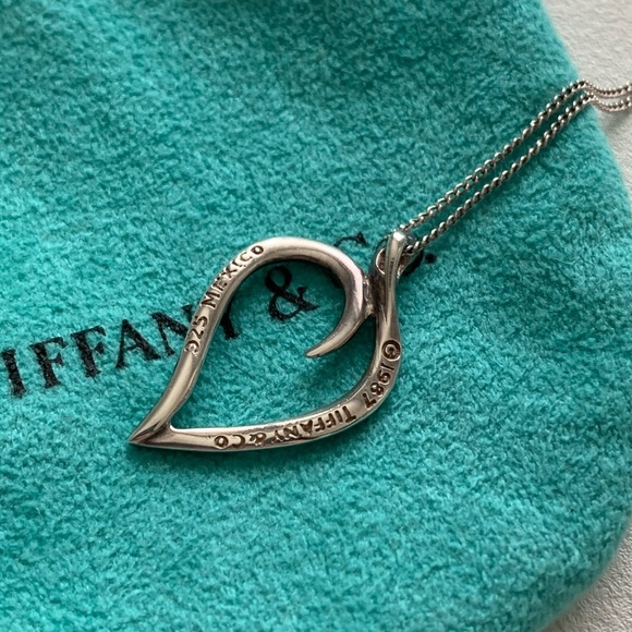 [SOLD] Tiffany & Co. Silver Leaf Pendant Necklace - Picture 3 of 4